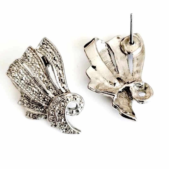 Vintage Hammered Silver Plated Swirl Ribbon Costume Earrings - Picture 3 of 7